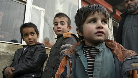 کودکان به تاریخ ۲۸ جدی منتظر دریافت کردن نان رایگان از یک نانوایی در کابل هستند. [وکیل کوهسار/ای اف پی]