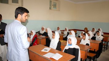 په داسې حال کې چې د کندوز په زرګونو زده کوونکي وروسته پاتې دي، دغه ولایت هیله لري چې ویجاړ شوي ښوونځي بیا پرانیزي