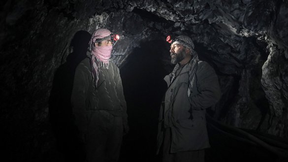 کارگران به تاریخ ۲۲ جدی در داخل یک تونل در منطقه معدنی در یک کوه در دره میکنی، با یکدیگر صحبت می کنند. [محمد راسفان/ای اف پی]