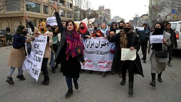 افغانې ښځې د محدودیتونو پر ضد مبارزه کوي او وایي: 'موږ به خپله مبارزه ونه دروو'