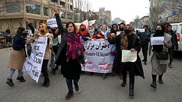 افغانانې د مرغومي په ۲۶مه په کابل کې د ښځو د حقونو د یوه اعتراض په ترڅ کې شعارونه ورکوي او بینرونه یې پورته کړي دي. [وکیل کوهسار/ای اېف پي]