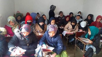 مکتب خصوصی راهبر در کابل برای صدها کودک تعلیم رایگان را فراهم می کند