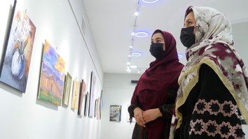 هنرمندان اناث در مبارزه علیه محدودیت ها، آثار هنری خود را در هرات به نمایش گذاشتند