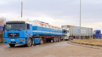 رانندگان لاری های افغان از اخاذی و آزار و اذیت رژیم ایران شکایت می کنند