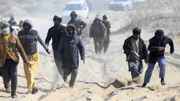 که دېوال دپاسه له اوښتلو یا د دښتې له لارې د تللو وي، افغانان پرته له تېښتې بله لاره نه لري