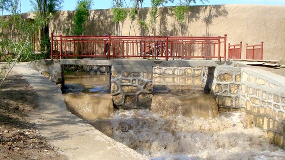 یک کانال آبیاری کوچک که توسط حکومت قبلی افغانستان در ولسوالی خواجه سبزپوش ولایت فاریاب اعمار شده است، در این تصویر به تاریخ ۲۵ ثور نشان داده شده است. [تصویر از عبدالمتین میرزابیگ]