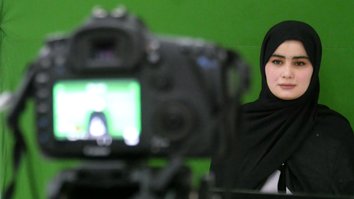 ژورنالستان اناث در حوزه غرب افغانستان در سلسلهء مبارزه با محدودیت ها، به کارکردن باز گشتند