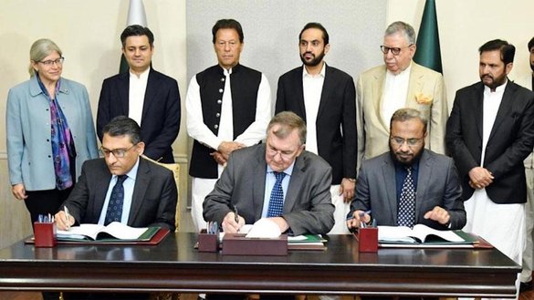 Prime Minister Imran Khan witnesses the agreement signing with officials from Canada-based Barrick Gold Corp. and Chile's Antofagasta in Islamabad on March 20. [Office of Pakistani Prime Minister Imran Khan]