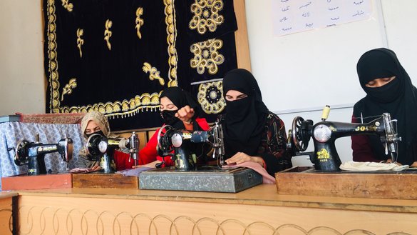 چهل نفر زنان که در مرکز حرفه ای خاور در مزارشریف مرکز ولایت بلخ آموزش خیاطی و لباس دوزی را می بینند، به تاریخ ۱۸حوت در اینجا به تصویر کشیده اند. [محمد ناصر الماس/ سلام تایمز]