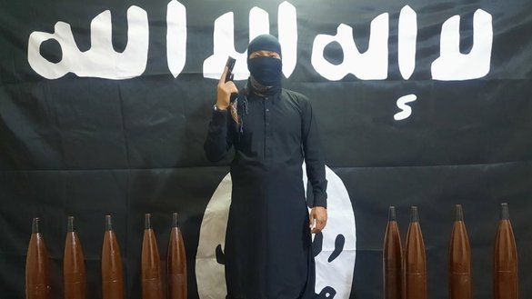 در تصویری که به عنوان بخشی از ادعای حملۀ تاریخ ۲۹ حمل داعش بر ازبکستان منتشر گردیده است، یکی از اعضای داعش در کنار خمپاره ها نشان دیده می شود. [آرشیف]