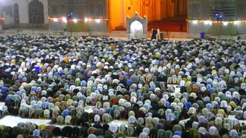 په انځورونو کې:‌ افغانان د داعش د بریدونو له ګواښ سره سره د رمضان میاشتې عبادتونه ترسره کوي