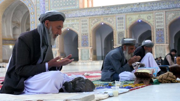 مردان بزرگسال به تاریخ ۳۱ حمل در مسجد جامع هرات نماز می خوانند. [عمر/سلام تایمز]