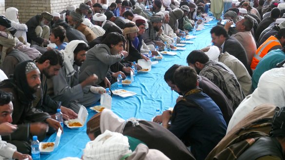 Herat residents break their fast during iftar at the Herat Grand Mosque on April 20. [Omar/Salaam Times]