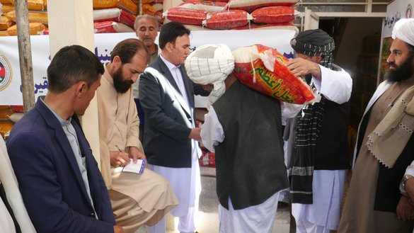A charity foundation distributes aid to needy Afghans on April 21 in Herat city. [Omar/Salaam Times]