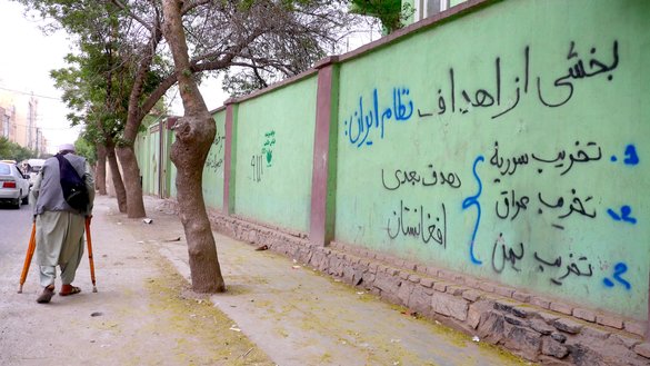 یک مرد سالخورده بتاریخ ۷ ثور در هرات از کنار گرافیتی می گذرد که می گوید، «بخشی از اهداف رژیم ایران: ویرانی سوریه، ویرانی عراق، ویرانی یمن»، هدف بعدی: افغانستان. [عمر/سلام تایمز]