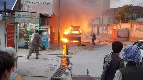 ځایي خلک هڅه کوي چې د غوایي په ۹مه په مزارشریف کې د ملکي خلکو په یوه مني بس موټر باندې د داعش له یوه بمي برید څخه وروسته لګېدلی اور مړ کړي. [ټولنیزې رسنۍ]