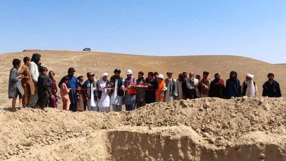 ساکنان و مقامات محلی شبرغان، مرکز ولایت جوزجان، در مراسم بریدن نوار بتاریخ ۳۱ حمل برای یک پروژه تامین آب که توسط یونیسف تمویل شده بود، شرکت می کنند. [ریاست احیا و انکشاف دهات جوزجان]
