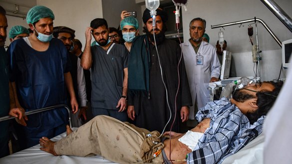 یک مرد زخمی شدۀ افغان پس از زخم برداشتن در حملۀ داعش بالای یک مسجد شیعیان بنام مسجد سه دوکان در مزارشریف به تاریخ اول ماه ثور در یک شفاخانه تداوی می شود. [ای اف پی]
