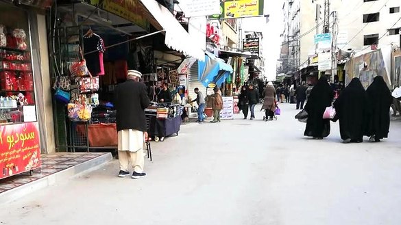 ساکنان منطقه سیده زینب در جنوب دمشق در عکسی که در ماه ثور گرفته شده است، در اینجا دیده می شوند. ساکنان می گویند این منطقه که توسط شبه نظامیان وابسته به ایران کنترل می شود، شاهد افزایش تجارت غیرقانونی مواد مخدر بوده است. [احمد عبید/ صوت العاصمه]