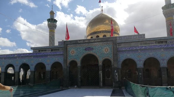 زیارت سیده زینب در منطقه‌ای در جنوب دمشق که تحت کنترل شبه‌نظامیان وابسته به ایران است، در ماه ثور اینجا دیده می‌شود. [احمد عبید/صوت العاصمه]