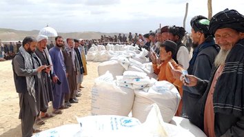 په سمنګانو کې ۱۵۰۰ افغانانو چې د لوږې له خطر سره مخامخ ول د خوراکي توکو مرسته ترلاسه کړه