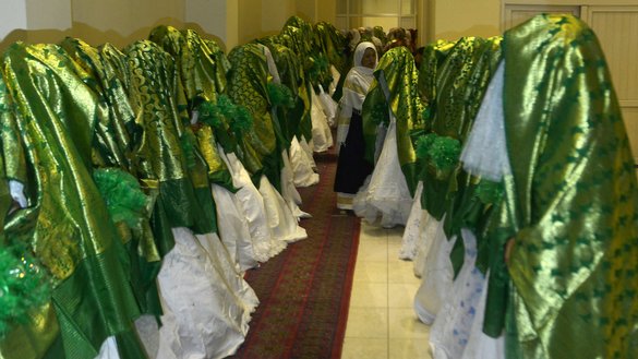 عروس ها در داخل تالار عروسی ایستاده اند و منتظر آغاز مراسم ازدواج گروهی هستند که به تاریخ ۲۳ ماه جوزا در کابل برگزار شد. [ساحل آرمان/ای اف پی]