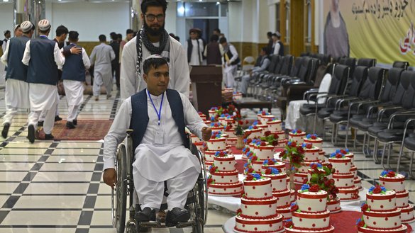 یک داماد با استفاده از ویلچر (چوکی تیر دار) به مراسم ازدواج گروهی که به تاریخ ۲۳ ماه جوزا در کابل برگزار شد می رسد. [ساحل آرمان/ای اف پی]