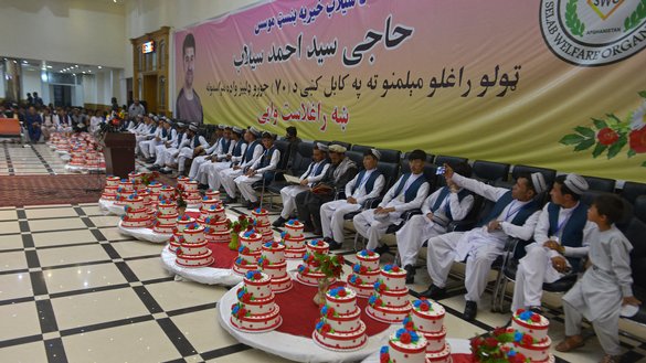 دامادها در داخل تالار عروسی نشسته اند و منتظر آغاز مراسم ازدواج گروهی هستند که به تاریخ ۲۳ ماه جوزا در کابل برگزار شد. [ساحل آرمان/ای اف پی]