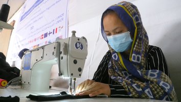 یو ان دی پی برای هزاران خیاط از طبقه اناث در غرب افغانستان سهولت کاری را فراهم کرده است