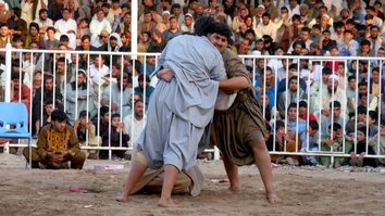 با وجود محدودیت ها بر سایر رشته های ورزشی، کشتی گیری محلی باعث سرگرمی هزاران نفر در هرات می شود