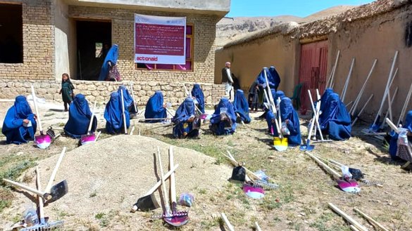 Dozens of women in Dar-e-Sof Payan district, Samangan province, receive vegetable seeds and home garden tools from the United Nations' Food and Agriculture Organisation (FAO) in co-operation with ActionAid agency on June 4. [Samangan Department of Agriculture, Irrigation and Livestock]