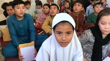 افغانه فعاله په بلخ کې له ښوونځي څخه پاتې ماشومانو ته وړیا زده کړې برابروي