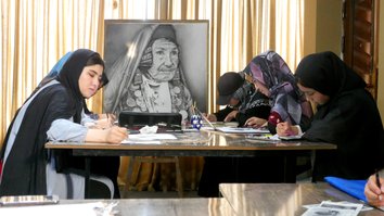 صنف نقاشی به دختران هرات محروم از مکتب امید می دهد
