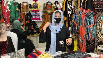 زنان تاجر بلخ کالاها را در نمایشگاه تجاری به نمایش گذاشتند