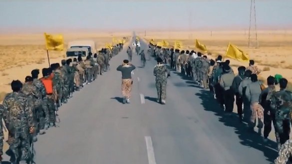 در تصویریکه از یک ویدیوی تبلیغاتی گرفته شده، عناصر لشکر فاطمیون در سال ۱۴۰۰ در یک راهپیمایی نظامی در صحرای شرقی سوریه (بادیه) شرکت می کنند.