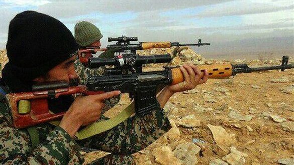 عناصرملیشهء فاطمیون تحت حمایت سپاه پاسداران، در سال ۱۳۹۶ در بادیه سوریه (صحرای شرقی) در نزدیکی پالمیرا نشان داده شده اند. [تسنیم نیوز]