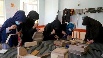 کارگاه های حکاکی برای ده ها زن هرات فرصت های کاری را فراهم می کند