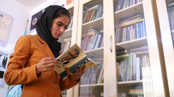 دخترهای افغان که از آموزشهای متعارف محروم شدند، به دنبال آموزش در مکاتب خانگی هستند