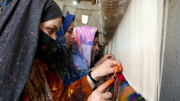 د غالیو اوبدلو په برخه کې روزل شوې په زرګونو افغانانې خپلو کورنیو ته نفقه برابروي