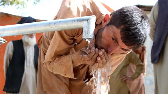یکی از ساکنان فیض آباد، مرکز ولایت بدخشان، به تاریخ ۲۹ سنبله از یک پمپ آب دستی که توسط کمیته ناروی برای افغانستان (ان ای سی) نصب شده است، آب می خورد. [نجیب الله/سلام تایمز]