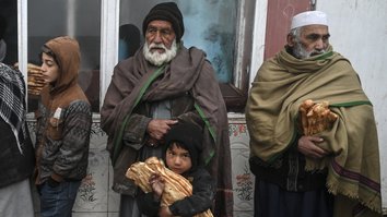 با نزدیک شدن زمستان، گرسنگی و فقر بر سر افغان ها موج می زند