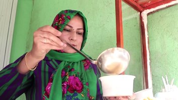 باز شدن درها: رستوران مزارشریف زنان را تشویق می کند تا کار کنند و باهم غذا بخورند