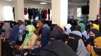 آموزش خیاطی به زنان فقیر بلخ کمک می کند تا کار پیدا کنند