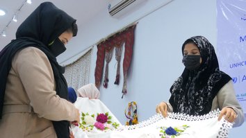 ملګرو ملتونو په هرات کې په سلګونو داخلي بې ځایه شوې او بېرته راستنې شوې ښځې په کار ګومارلې دي