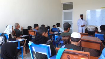تاجر افغان به ۷۰۰ کودک یتیم در هلمند آموزش رایگان فراهم کرده است