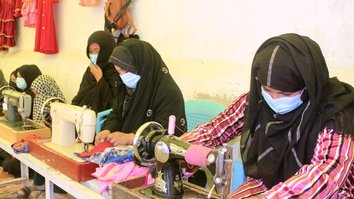 یک خانم در هلمند کارگاه خیاطی را افتتاح کرده و ۵۰ زن را در آن به کار گماشته است