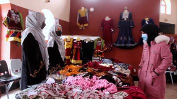 زنان تاجر کندز صنایع دستی را در نمایشگاه به نمایش گذاشتند و قصد کردند تا کار خود را بهتر سازند