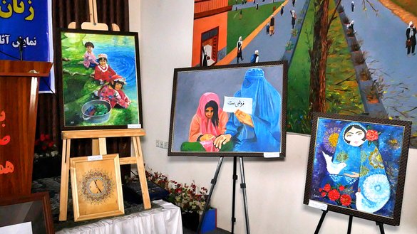 زنان افغان نقاشی های خود را در نمایشگاهی به تاریخ ۲۱ قوس در کابل به نمایش می گذارند. [حمزه/سلام تایمز]