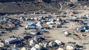 شش ماه پس از زلزله مرگبار، بازماندگان افغان خانه های جدید بدست آوردند