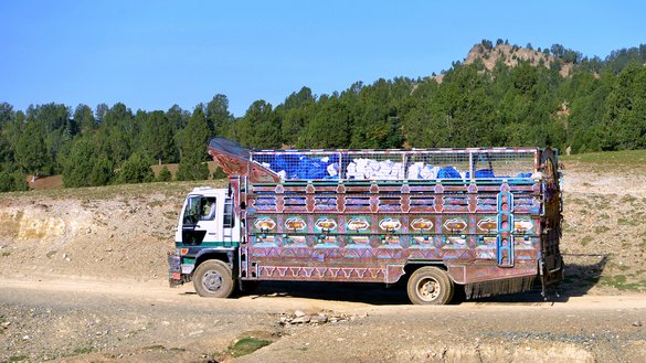 یک لاری به تاریخ ۶ سرطان کمک های بشردوستانه سازمان بین المللی مهاجرت (آی او ام) را برای بازماندگان زلزله در روستای افغان-دبی در ولسوالی اسپیره، ولایت خوست، انتقال می دهد. [احمد ساحل آرمان/ خبرگزاری فرانسه]